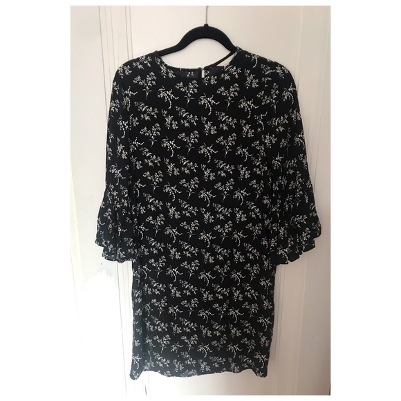 H&M Dresses & Skirts - H&M Floral Shift Dress